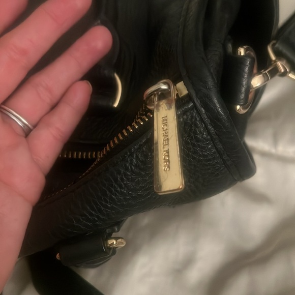 Beautiful Michael Kors bag black with gorgeous gold hardware functional - Picture 3 of 7